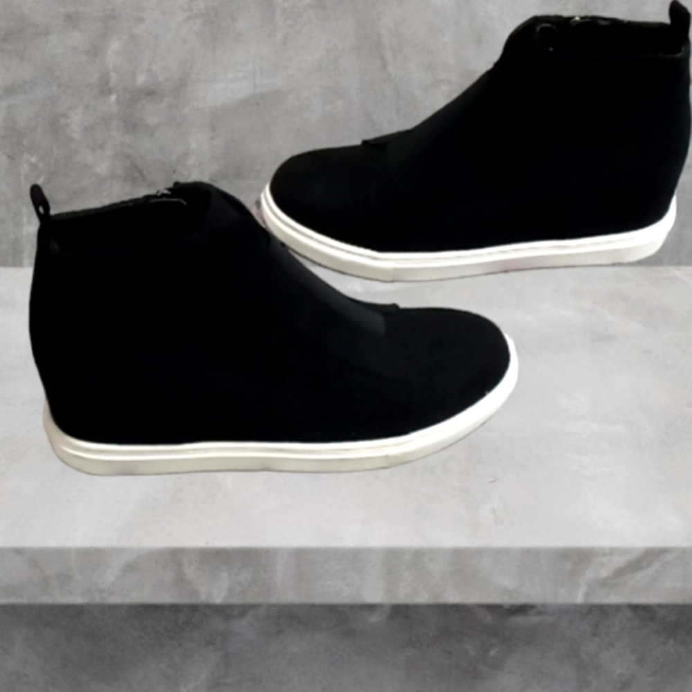 New Madden Girl high top sneakers size 8 1/2 black suade like material